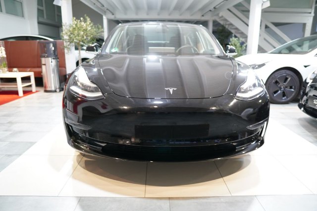 Tesla Model 3 AWD, 350kW, A, 5d.