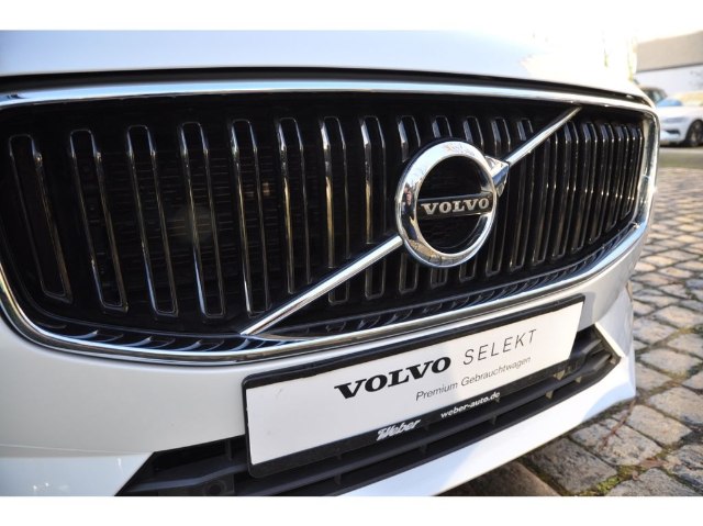 Volvo XC60 Momentum B4 AWD, 145kW, A8, 5d.