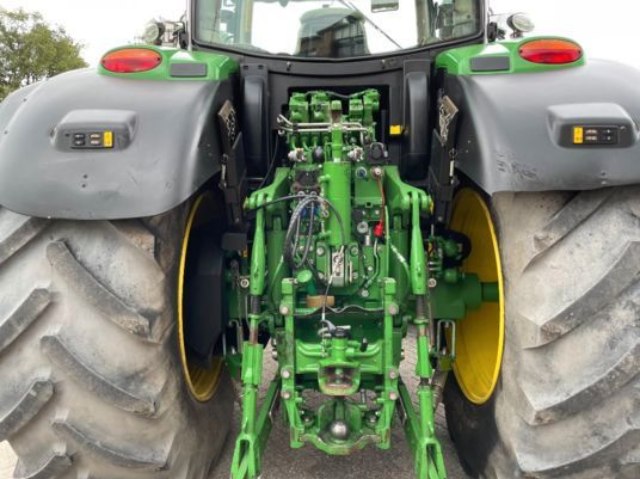 John Deere 6215R Kompaktný traktor, 169kW