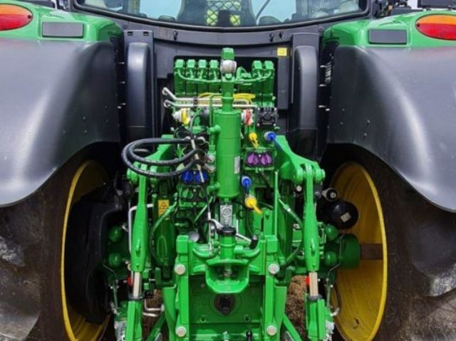 John Deere Kompaktný traktor, 136kW